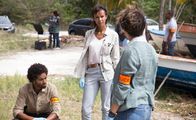 Deadly Tropics – Mélissa Sainte-Rose (Sonia Rolland, M.), Gaëlle Crivelli (Béatrice de la Boulaye, r.) und Aurélien Charlery (Julien Béramis, l.) bilden das Ermittlerteam. Es wird eine weitere Frauenleiche am Strand gefunden.