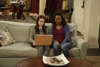 Last Man Standing – Cammy Harris (Sarah Gilman, l.); Carol Larabee (Erika Alexander, r.)