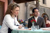 Monk – Ein Skydiver kommt in der mexikanischen Wüste auf äußerst mysteriöse Weise ums Leben. Ein neuer Fall für Sharona (Bitty Schram, l.) und Mr. Monk (Tony Shalhoub, r.) ...