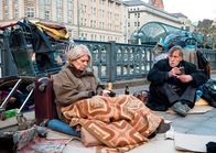 Auf der Straße – Ohne Wohnung und Bankkarte keine Arbeit, ohne Arbeit keine Wohnung und Bankkarte – am Ende bettelt Hanna Berger (Christiane Hörbiger, li.).
