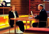 Alle unter einer Tanne – Elli (Gaby Dohm, li.) stellt bei Jörg Thadeusz ihr neues Buch vor.