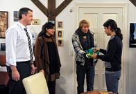 Rote Rosen – ARD ROTE ROSEN FOLGE 1225 Uhr im ERSTEN. Torben (Joachim Kretzer, l.), Anne (Caroline Kiesewetter, 2.v.l) und Mick (Tobias Rosen, 2.v.r.) verabschieden sich von Rajan (Daniel Popat, r.), der sich für die Indienreise entschieden hat.