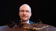 alpha-thema: Unsere Augen: freizeit – Professor Timo Mappes leitet das Deutsche Optische Museum in Jena. Sehhilfen vom 12. bis zum 21. Jahrhundert gehören zur kostbaren Sammlung.