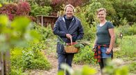 Lecker an Bord – Björn Freitag (l) mit Eva-Maria Altena vom Gemeinschaftsgarten Transition am Stadtrand von Trier.