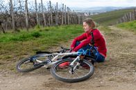 Der Staatsanwalt – Sportstudentin Hannah Kurat (Marie Fischer) bricht nach einer verbalen Auseinandersetzung mit ihrer Kontrahentin Nora Monning im Weinberg zusammen.