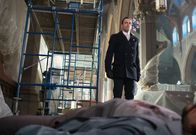 Elementary – Nachdem ein Spion von Morland verhindert hat, dass Holmes (Jonny Lee Miller) und Watson von einer Bombe getötet werden, folgt Holmes der Spur dieses Spions und findet die Leiche des Bombenlegers in einer Kirche. Dort trifft er unerwartet auf seinen Vater ...