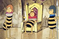 Biene Maja – Die Bienenkönigin und Kassandra sind trotz einiger Vorbehalte mit Willie einverstanden.