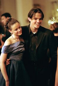 Gilmore Girls – Rory (Alexis Bledel, l.) überwindet sich und bittet Dean (Jared Padalecki, r.), sie zum Schulball zu begleiten. Der Abend verläuft perfekt, bis der eifersüchtige Tristan plötzlich auftaucht ...