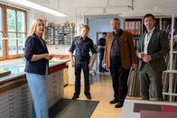 Die Rosenheim-Cops – Im Rahmen der Ermittlungen befragen Polizeihauptmeister Mohr (Max Müller, 2.v.l.), Kommissar Stadler (Dieter Fischer, 2.v.r.) und Kommissar Hansen (Igor Jefti?, r.), Elke Waasner (Esther Kuhn, l.), die Ehefrau des Rahmenhändlers.