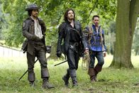 Die Musketiere – (v.l.n.r.) Aramis (Santiago Cabrera); Athos (Tom Burke); Émile Bonnaire (James Callis)
