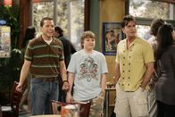Two and a Half Men – Alan (Jon Cryer, l.) ist mit seinem Bruder Charlie (Charlie Sheen, r.) und seinem Sohn Jake (Angus T. Jones, M.) in einem Coffeeshop. Dort läuft ihm Cynthia über den Weg ...