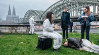 SOKO Köln – Jan Meyers (Anselm Ferdinand Bresgott, liegend), ein bekannter Straßenmusiker, wird tot am Rheinufer aufgefunden. Gemeinsam mit der Rechtsmedizinerin Dr. Pilar Westphal (Yulia Yáńez Schmidt, 2.v.l.) rätseln die Kommissare Amira Mahdi (Aylin Ravanyar, r.) und Jonas Fischer (Lukas Piloty, Mi.), was passiert ist. (Komparsen im Bild)