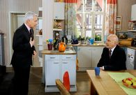 Rote Rosen – ARD ROTE ROSEN FOLGE 1918 Uhr im ERSTEN. Thomas (Gerry Hungbauer, l.) lässt sich in seiner Aufregung, dass Aylins Vater Orkan (Orhan Güner, r.) in der WG gelandet ist, von diesem vorführen.