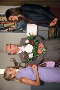 Edel & Starck – Beate Kattner (Claudine Wilde, l.) besucht das "Ehepaar" Edel (Christoph M. Ohrt, M.) und Starck (Rebecca Immanuel, r.). Sandra hat wegen ihrer kleinen Schwindelei ein schlechtes Gewissen ...