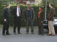 Criminal Minds – Ein elfjähriges Mädchen wird während ihres Fußballtrainings entführt. Jason Gideon (Mandy Patinkin, l.), Agent Aaron Hotchner (Thomas Gibson, 2.v.l.), Special Agent Derek Morgan (Shemar Moore, M.), Det. Charlotte Russet (Judith Scott, 2.v.r.) und Dr. Spencer Reid (Matthew Gray Gubler, r.) versuchen den Täter zu finden ...
