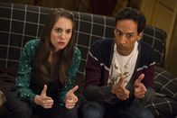 Community – Ein rasantes Videokassettenspiel soll entscheiden, wer ihren neuen Mitbewohner bestimmt: Annie (Alison Brie, l.) oder Abed (Danny Pudi, r.) ...