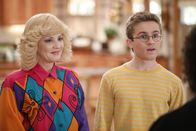 The Goldbergs – Beverly Goldberg (Wendi McLendon-Covey, l.); Adam F. Goldberg (Sean Giambrone, r.)