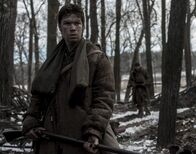The Revenant - Der Rückkehrer – Jim Bridger (Will Poulter, l.) und John Fitzgerald (Tom Hardy, r.) schlagen sich zu zweit nach Fort Kiowa durch.