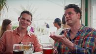 heute-show – Fabian Köster (l.) und Lutz van der Horst (r.) im Gespräch mit der Betreiberin einer Kultkneipe in El Arenal auf Mallorca.