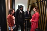 Alles oder Nichts – Können Jenni (Anna Mennicken, l.), Daniel (Raphael Vogt, M.) und Melissa (Sarah Maria Besgen, r.) herausfinden, wer im Imbiss das Feuer gelegt hat?