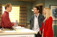 Friends – Nach und nach, wird Phoebe (Lisa Kudrow, r.) klar, dass sie doch lieber vornehm heiraten möchte. Und so versucht sie gemeinsam mit Mike (Paul Rudd, M.) Clerk (Matt Winston, l.) davon zu überzeugen, dass er ihnen das gespendete Geld zurückgibt ...
