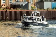 WaPo Berlin – Jasmin Sayed (Sesede Terziyan, l.), Wolf Malletzke (Christoph Grunert, M.) und Paula Sprenger (Sarina Radomski, r.) rasen auf der Silbermöwe über die Spree, um einen Täter zu überführen.