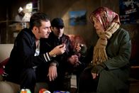 Paulette – Vito (Paco Boublard, l.) ist der große Zampano der lokalen Drogenszene. Doch gegen Paulettes (Bernadette Lafont) Dickschädel kommt auch er nicht an.