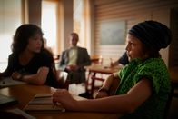 Schloss Einstein – Joyce (Matilda Willigalla, r., mit Clara Jaschob) ist von Herrn Zechs Unterricht gelangweilt.