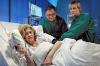 In aller Freundschaft – Hans-Peter Brenner (Michael Trischan, mi.) hat einen Verdacht: Möglicherweise ist eine Hirnhautentzündung die Ursache für den ständigen Schluckauf von Renate Hardenberg (Lisa Kreuzer, li.). Dr. Lea Peters (Anja Nejarri, re.) ordnet sofort eine Lumbalpunktion an. Sollte dies wirklich der Fall sein, könnte Renate Hardenberg in Lebensgefahr sein.