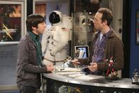 The Big Bang Theory – Hofft auf Stuarts (Kevin Sussman, r.) Unterstützung bei der Planung einer spontanen Geburtstagsparty für seine Tochter Halley: Howard (Simon Helberg, l.) ...