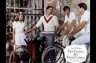 Der Garten der Finzi Contini – In gelassener Stimmung stehen die Freunde vor dem Tor des Anwesens der Finzi Contini und warten darauf, in den Garten eingelassen zu werden.