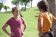 Deadly Tropics – Mélissa Sainte-Rose (Sonia Rolland) versucht Yoann Lebrun (Tom Hudson) zu trösten und erzählt ihm von seiner Mutter, die ihn vor ihrem Tod auf geheimnisvolle Art und Weise kontaktierte.