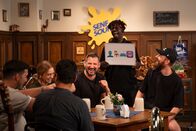 Senf & Sounds – Mundart-Pop, Brass oder Volksmusik – der junge Sound aus Bayern wird gehört und gefeiert. Bei einem Wirtshaus-Quiz mit Stammtisch-Vibes nehmen die Hosts Alina Khani (2. von links), Noah Hansen (2. von rechts) und Marcel Ertl Stars und Newcomer dieser bayerischen Musikszene genauer unter die Lupe. Was dabei nicht fehlen darf: Musikalische Acts, Schlagfertigkeit und jede Menge Spaß.