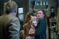 Babylon Berlin – v.li.: Pit Bukowski (Erich Ritter), Liv Lisa Fries (Charlotte Ritter), Laura Kiehne (Ilse Ritter).