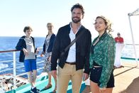 Das Traumschiff – Jon (Stephan Luca, 2.v.r.) und Vera (Silvia Maleen, 2.v.l.) sind schon seit einigen Monaten ein Paar. Getrennt sind sie die Reise mit ihren jeweiligen Kindern Lotte (Nina Kaiser, r.) und Moritz (Nico Ramon Kleemann, l.) angetreten, um sich nun zu "outen".