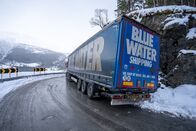 Ice Road Rescue - Extremrettung in Norwegen – A 22-ton truck carrying concrete is stuck on a narrow, winding road. The wheels are in the ditch, and the trailer is smashed into the mountain wall. Due to the truck driver, he had to drive into the ditch to avoid oncoming traffic. (National Geographic/ITV Studios Norway AS)