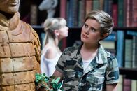 Club der magischen Dinge – Im verbotenen Teil der Bibliothek stehen neben Büchern auch interessante Objekte. Imogen (Elizabeth Cullen, vorne) und Lily (Mia Milnes, hinten) schauen sich neugierig um. Eigentlich sind sie auf der Suche nach einem Buch, das Professor Maxwell dort versteckt hält.