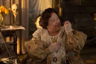 American Horror Story – Jeder glaubte, dass Madame Delphine LaLaurie (Kathy Bates) tot sei - bis eine Junghexe etwas entdeckt ...