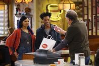 Superior Donuts – (v.l.n.r.) Tavi (Shamikah Martinez); Franco (Jermaine Fowler); Arthur (Judd Hirsch)
