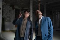 Danowski - Blutapfel – Ein Mitarbeiter der Hausverwaltung (Albrecht Ganskopf) zeigt Danowski (Milan Peschel) die Lagerhalle, in der er zuvor eine Leiche gefunden hat