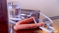 Treffpunkt Medizin – Kein Alkohol, kein Fleisch, keine Genussmittel? Durch das Fasten lassen sich gewisse Krankheiten lindern, davon sind auch manche Mediziner überzeugt. Aber um es generell zur Vorbeugung zu empfehlen, ist die Datenlage noch zu dünn. Dennoch gibt es bereits Fasten-Trends wie das Intervall-Fasten, das viele Gesundheitsbewusste in ihren Alltag integrieren. treffpunkt medizin hat sich in Medizin & Forschung zum Thema umgehört und untersucht nicht nur die Option Heilung durch Hunger, sondern auch jene der Abstinenz - von Smartphones und schlechten Gedanken beispielsweise.