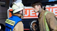 Feuerwehrfrauen – Olli (Fabien Tietjen, re.) warnt Ortswehrführer Rainer (Merlin Sandmeyer, li.) vor der Neuen.