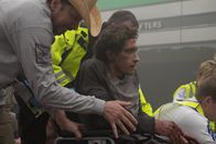Stronger – Schwerverletzt: Jake Gyllenhaal als Jeff Bauman (m.)