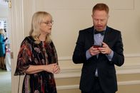 Modern Family – Auf einer Hochzeitsfeier treffen Mitchell (Jesse Tyler Ferguson), Claire und Jay unerwartet auf DeDe (Shelley Long). Aufgrund der Erinnerungen an vergangene Familienfeiern geraten Mitchell und Claire zunächst in Panik. Letztlich verläuft der Abend viel friedlicher als erwartet.