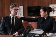 Borgen - Macht und Ruhm – Asger (Mikkel Boe Følsgaard) riskiert für die Affäre mit Emmy Rasmussen seinen Job als Arktis-Botschafter. Wie wird Birgitte (Sidse Babett Knudsen) mit dieser Information umgehen?