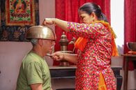 GEO Reportage – Sanak Shrestha lässt sich von seiner Frau mit einer Klangschale gegen Kopfschmerzen behandeln.