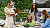 Frühling – Familie in der Armutsfalle findet Zuflucht auf dem Zeltplatz: (v.li.) Dagny Dewath als Frau Zerbe, Lilli Schweiger als Charlotte, Simone Thomalla als Katja Baumann, Theresia Vajkoczy als Greta
