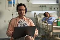 Dead Pixels – Usman (Sargon Yelda) kann selbst im Krankenhaus bei seiner Frau Zara (Noush Skaugen) das Spielen nicht lassen.