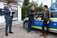 Die Rosenheim-Cops – Polizeihauptmeister Mohr (Max Müller, M.) informiert die Kommissare Hansen (Igor Jeftic, l.) und Kaya (Baran Hêvî, r.) über erste Erkenntnisse im Zusammenhang mit dem Mord an dem Handyladenbesitzer Erhard Lechner.