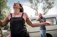 Total Control – Nach einem Anschlag in Queensland wird Alex Irving (nicht im Bild) als Nationalheldin gefeiert, weil sie sich dem Attentäter entgegengestellt und ihn davon abgehalten hat, weitere Menschen zu töten.